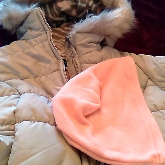 Girl's Sz 7-8 Weathertamer gray/pink puffer coat - Picture 4 of 8